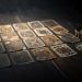 Jeu de 32 cartes à jouer étalé sur une table sombre, éclairé par une bougie et une ambiance feutrée de voyance.