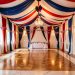 Salle élégante décorée en bleu, blanc et rouge, avec guirlandes et éléments décoratifs rappelant le 14 juillet, éclairage chaleureux et ambiance républicaine.
