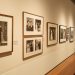 Exposition de photographies anciennes de mariage présentées dans des cadres et vitrines de protection.